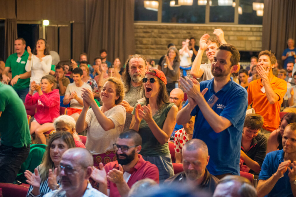 Lázaro se expande y realiza su primer fin de semana internacional