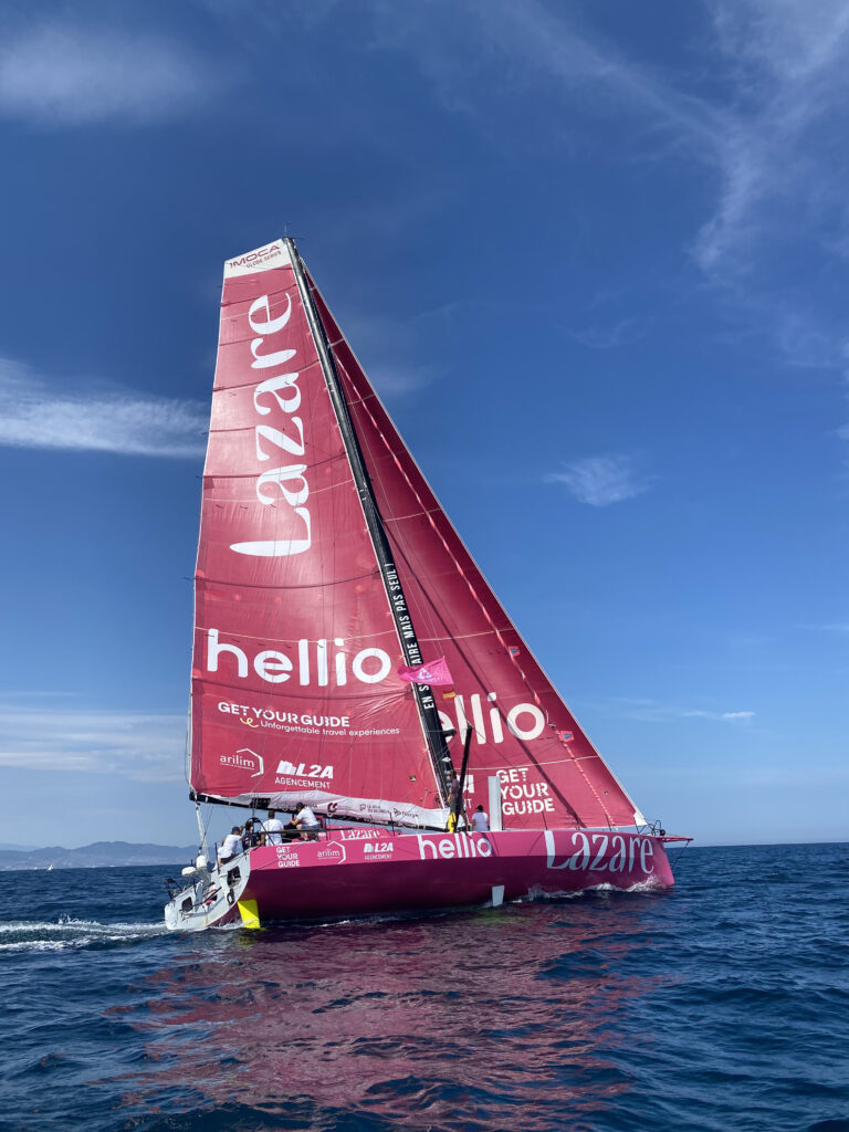 Engalanado con sus nuevos colores, el IMOCA Lázaro partió para competir en la FastNet Race