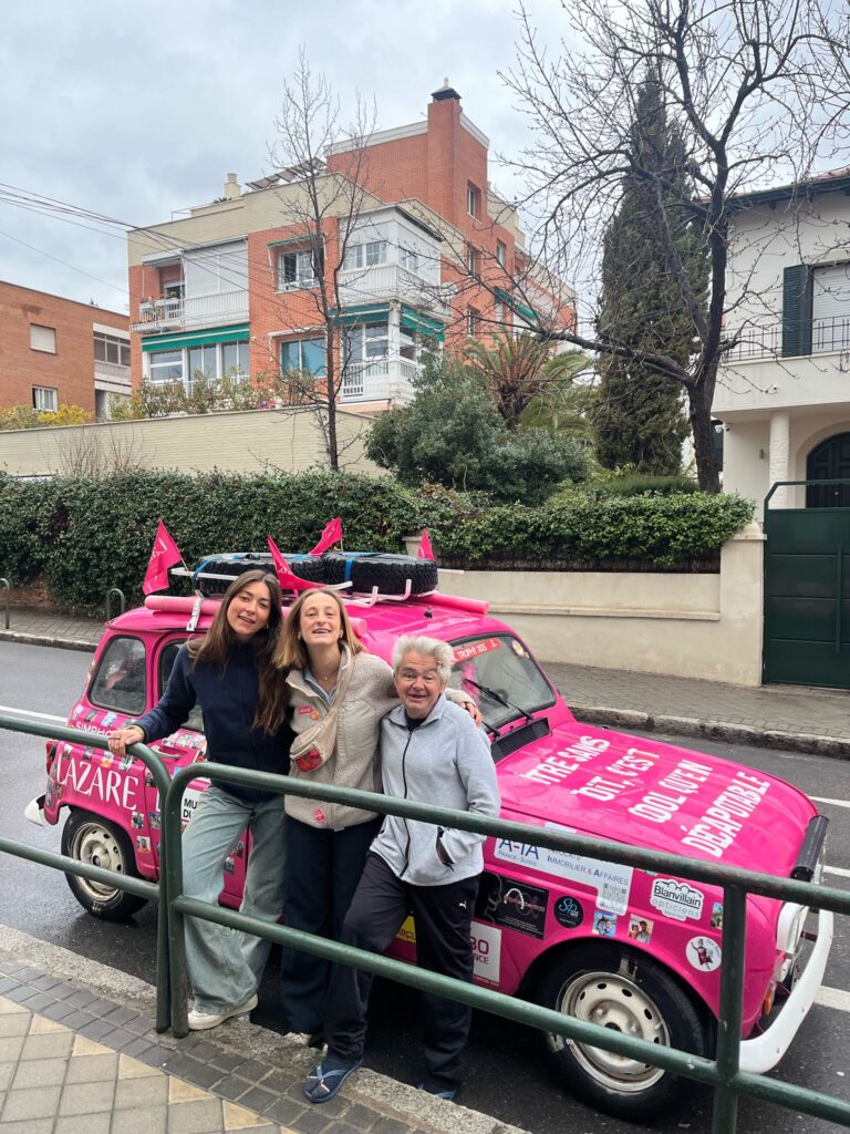 Cruzar el desierto con un 4 latas rosa y el nombre de Lázaro